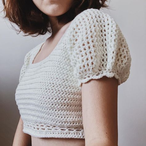 👀👀 sleeves are so hard to crochet esp with an open neckline D: i did a more holey sleeve that wld be lighter so it wont slip off the… Crochet Flutter Sleeve, Cap Design Ideas, Crochet Short Sleeve Top, Crochet Caplet, Crochet Neckline, Tøp Aesthetic, Crochet Crop Top Pattern, Crochet Short, Crochet Cap