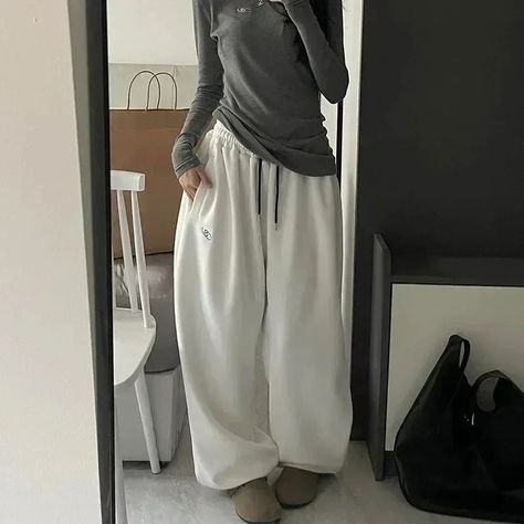 Trousers Aesthetic, Wide Leg Pants Winter, Pants Embroidery, Loose Leggings, Loose Sweatpants, Sweatpants Women, Oversize Style, Baggy Sweatpants, Baggy Trousers