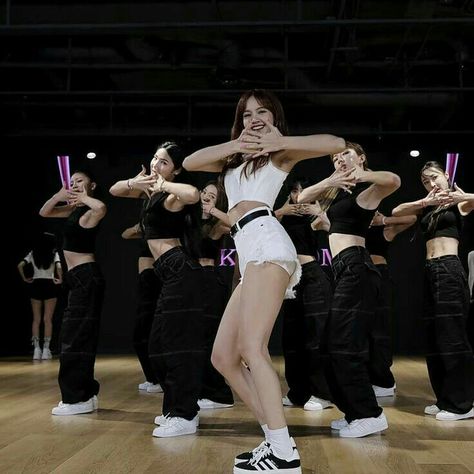 Pink Venom Dance Practice, Pink Venom Dance, Blackpink Group Photo, Pink Venom Blackpink, Blackpink Pink Venom, Pink Dior, Blackpink Pink, Pink Venom, Lalisa Manobal