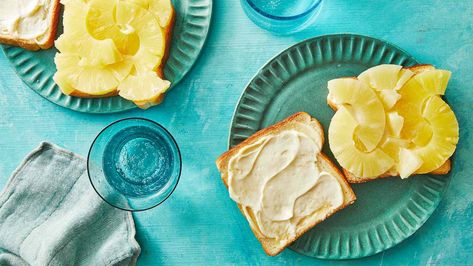 Learn how to make this easy old-fashioned Pineapple Sandwich. With just mayonnaise and pineapple, Southerners love this classic sandwich. Southern Sandwiches, Southern Snacks, Cheap Lunches, Tomato Tea, Cucumber Tea, Mayonnaise Sandwich, Fast Appetizers, Recipes Southern, Breakfast Party Foods