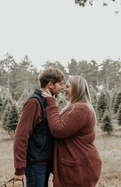 Couple Christmas Pictures Plus Size, Fat Couple Poses, Chubby Couple Poses, Plus Size Couples Goals, Plus Size Engagement Photos Poses, Plus Size Couple Photoshoot, Draw Daisy, Manifest Relationship, Fat Bride