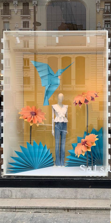 Boutique Window Displays, Spring Window Display, Summer Window Display, Fashion Window Display, Vitrine Design, Window Display Retail, Decoration Vitrine, Summer Window, Store Window Display