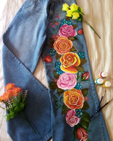 Ropa pintada a mano Jean Jacket Design, Painted Clothes Diy, Painted Florals, Denim Art, Painted Jeans, Artist Aesthetic, Embroidery On Clothes, Painted Denim, Painted Clothes