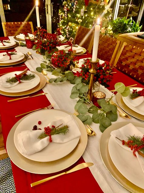 Red Tablecloth Christmas Table, Green Christmas Table Settings, Christmas Table Settings Elegant, Christmas Table Settings Ideas, Christmas Table Setting Ideas, Table Settings Ideas, Holiday Event Decor, Christmas Dinner Decorations, Christmas Diner