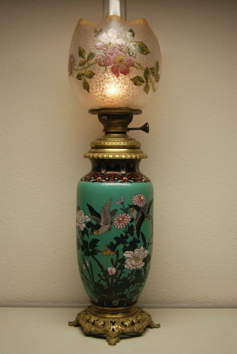 Victorian Lighting, Lampe Art Deco, Victorian Lamps, Enamel Art, Antique Oil Lamps, Oil Lantern, Old Lamps, Lampe Decoration, Kerosene Lamp