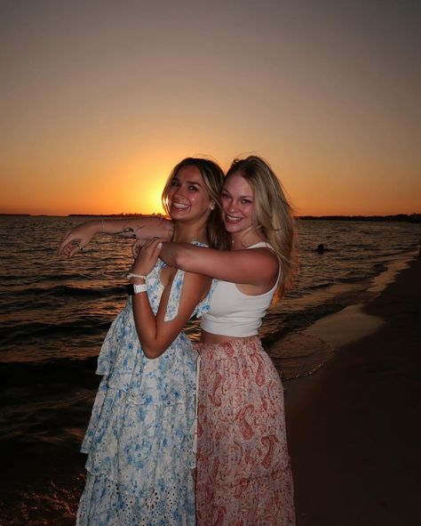 beach night with my girls 💕 Picture Ideas For Beach, Holiday Best Friend Pictures, Night Beach Pics Friends, Girls Trip Photoshoots, Beach Town Pictures, Instagram Posts With Friends, Trip Pictures Ideas, Friend At Beach, Girls Holiday Aesthetic