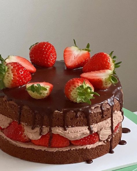 Strawberry Chocolate Cake, Chocolate Strawberry Cake, Strawberry Chocolate, Pretty Dessert, Cute Baking, Strawberry Cakes, Pretty Birthday Cakes, Chocolate Strawberry, Just Cakes