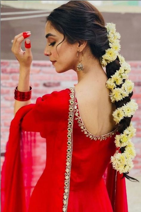 Pehli Si Mohabbat, Formal Hairstyles For Long Hair, Engagement Hairstyles, Maya Ali, Indian Bridal Hairstyles, Bridal Photoshoot, Indian Aesthetic, Pakistani Actress, Formal Hairstyles