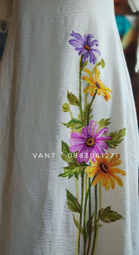 Hand Painted Shirts Ideas, Fabric Painting Techniques Cloths, Fabric Colour Painting, Fabric Paint Shirt, Saree Painting Designs, Fabric Paint Diy, Painting Flowers Tutorial, Painted Clothes Diy, Saree Painting