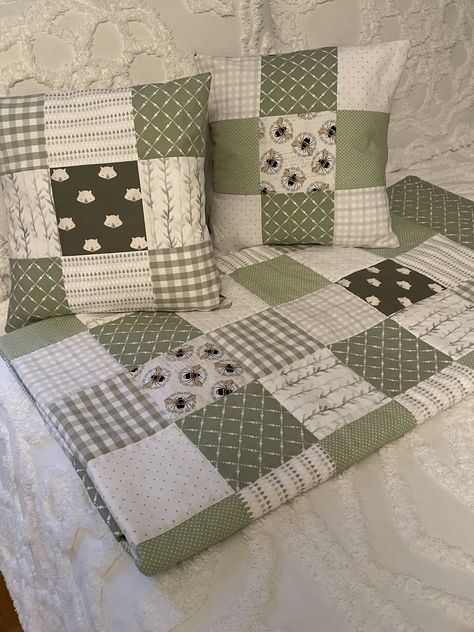 Shades Of Green Quilt, Sage Green Quilt Ideas, Gender Neutral Quilt Baby, Green Quilts Ideas, Neutral Quilts Ideas, Sage Quilt, Sage Green Quilt, Gender Neutral Quilt, Gender Neutral Baby Quilt