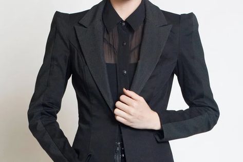 How to dress as a goth at work in a corporate workplace Corp Goth, Corporate Goth, Casual Goth, Goth Look, Goth Aesthetic, Black Suit, Oui Oui, Goth Outfits, Professional Outfits