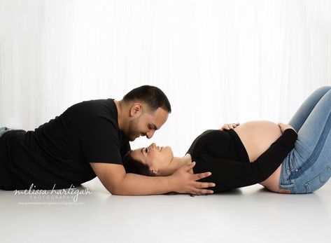 Couple Bump Photoshoot, Maternity Couple Photoshoot At Home, Indoor Maternity Photoshoot Outfits, Maternity Photo Shoot Diy, Laying Maternity Poses, Pregnant Couple Shoot, Maternity Couple Poses Indoor, Couple Maternity Pictures Indoor, Diy Couple Maternity Photos