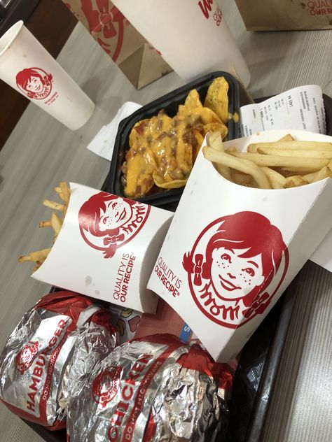 Wendy's Restaurant Aesthetic, Wendy's Aesthetic Food, Wendys Food, Wendy Fast Food, Wendy Aesthetic, American Fast Food, Fast Food Places, Best Fast Food, Junk Food Snacks