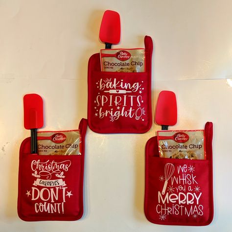 Custom Made Holiday Potholder Gift Set. 3 Different Sayings To Choose From. Gift Set Includes 1 Potholder, 1 Cookie Mix, And 1 Spatula. Great Gifts For Teachers, Neighbors, Friends, And Family! Message Me Your Favorite Saying. Christmas Pot Holders, Quick Christmas Gifts, Christmas Pots, Cheap Christmas, Navidad Diy, Cadeau Diy, Cookie Mix, Decoration Originale, Table Of Contents