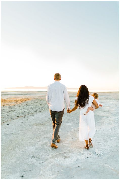 Poses Family Of Three, Baby Beach Pictures, Baby Beach Photos, Photography Ideas Family, Beach Photoshoot Family, Family Pictures What To Wear, Family Photos With Baby, Poses Family, Family Picture Poses