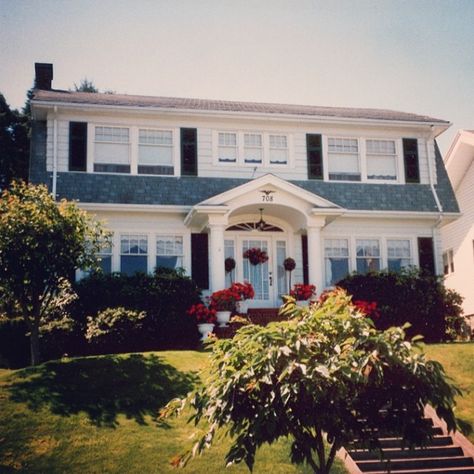 Owner of Laura Palmer’s house welcomes ‘Twin Peaks’ tourism - Curbed Seattleclockmenumore-arrow : The Everett homeowner spoke with Vulture about showing visitors around—and her surprise role Twin Peaks Laura, Twin Peaks Laura Palmer, Small Town Mystery, Palmer House, Laura Palmer, Save File, French Country House, Twin Peaks, Small Town