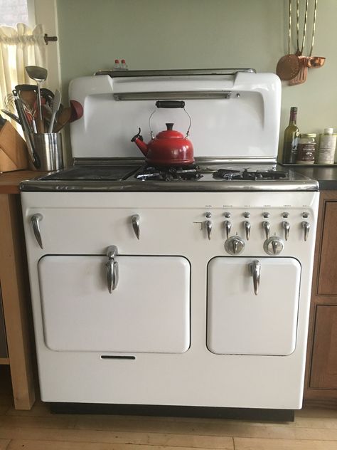 Living With a Vintage Chambers Stove — Retro Stove & Gas Works Kitchen Stove Design, Modern Kitchen Stoves, Retro Oven, Gas Kitchen, Retro Stove, Modern Stoves, Vintage Oven, Retro Kitchen Appliances, Bungalow Kitchen