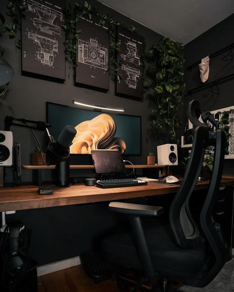 Gaming Closet Setup, Video Editing Desk Setup, Black Gaming Setup Aesthetic, Photographer Office Ideas, Black Gaming Setup, Tech Office Design, Programmer Office, Gaming Desk Setup Ideas, Dark Office Aesthetic