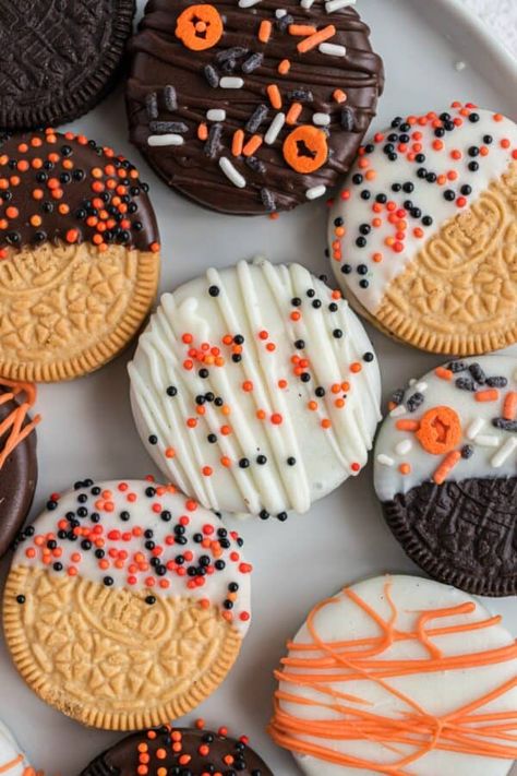 Chocolate Covered Desserts, Oreo Treats, Chocolate Covered Cookies, Shugary Sweets, Chocolate Dipped Oreos, Halloween Fest, Halloween Food Treats, Dipped Cookies, Halloween Treats Easy