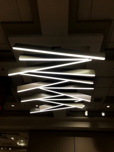 Lobby Lighting Design, Ceiling Light Installation, Diy Room Decor Ideas, Meeting Room Design, Unique Chandelier, Geometric Light, Linear Light, Zigzag Design, Geometric Lighting