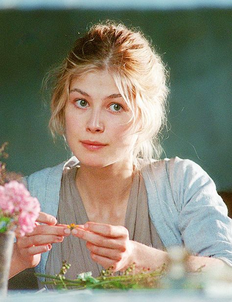 Rosamund Pike in Pride and Prejudice Jane Bennet, Royalty Dresses, Jane Austen Movies, Pride And Prejudice 2005, The Victorian Era, Rosamund Pike, Portrait Cartoon, Medieval Times, Jane Eyre