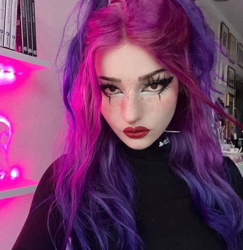 Purple And Black Hair, Split Dye Hair Ideas, Dye Hair Ideas, Split Dye Hair, Pink And Purple Hair, Split Dye, Split Dyed Hair, Dye Hair, Dyed Hair Inspiration