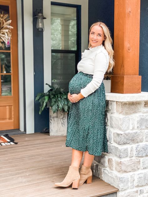 Chic Maternity Outfits Winter, Church Maternity Outfit, Maternity Holiday Party Outfit, Maternity Church Outfit, Holiday Maternity Outfits, Pregnant Christmas Outfit, Maternity Christmas Outfit, Plus Size Pregnancy Outfits, Maternity Skirt Outfits