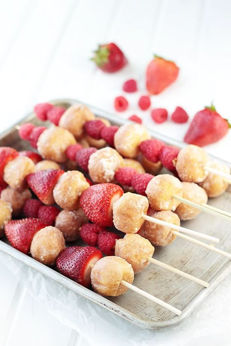 Kid Party Appetizers, Dessert On A Stick, Brunch Finger Foods, Fruit Kabobs Kids, Dessert Kabobs, Fruit Kabobs, Strawberry Baby, Shower Desserts, Baby Shower Desserts