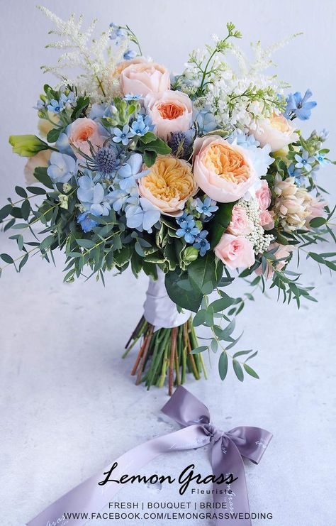 August Wedding Flowers, August Wedding Colors, Flower Wedding Bouquet, Spring Wedding Bouquet, Bridal Bouquet Flowers, Flower Guide, Wildflower Bouquet, Wedding Theme Colors, Garden Party Wedding