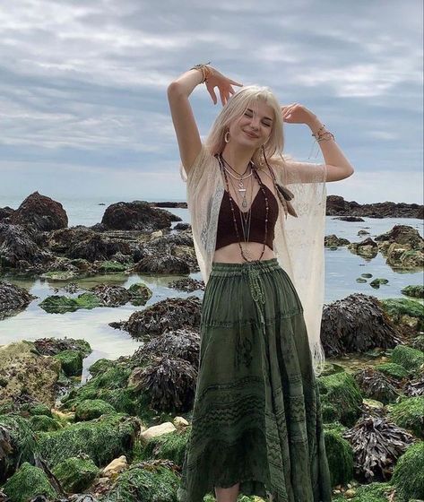 Ideas for indie hippie outfit Fashion style. Lastest and trending ideas for indie hippie outfits. Green Long Skirt, Fairy Grunge Outfit, Styl Grunge, Hippie Fits, Long Green Skirt, Looks Hippie, Grunge Fairycore, Haine Diy, Mode Grunge