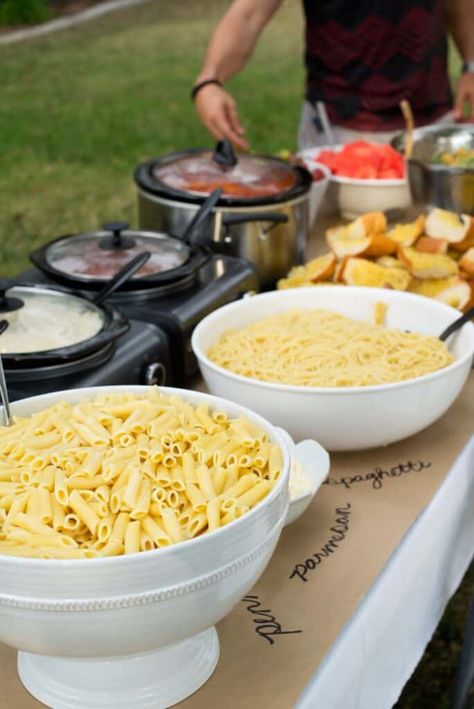 Graduation Party Finger Food Ideas, Party Food Bars, Fall Backyard, Backyard Graduation Party, Fest Mad, Fest Temaer, Graduation Party Foods, Pasta Party, Pasta Bar