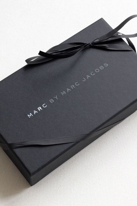 Marc Jacobs. Luxury Packaging Design, Black Packaging, Fashion Packaging, Box Packaging Design, Luxury Packaging, Black Gift Boxes, Creative Packaging, Bag Packaging, Corporate Design