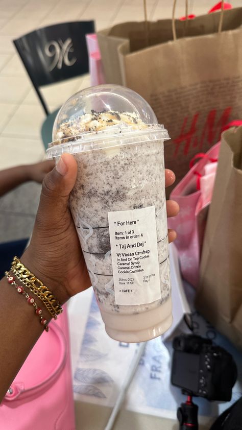 Venti Frappe w/ caramel and cookie crumble Cookie Crumble Frappuccino Starbucks, Cookies And Creme Frappe Starbucks, Starbucks Cookie Crumble Frappuccino, Cookie Crumble Starbucks, Starbucks Frappe Orders, Vanilla Bean Frappachino, Cookie Crumble Frappuccino, Vanilla Frappe, Starbucks Frappe