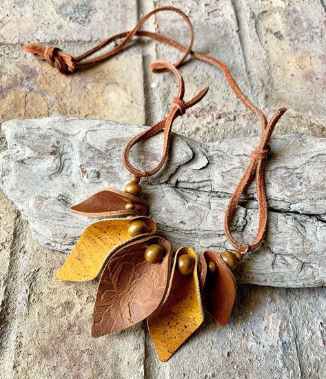 Leather Jewelry Necklace, Leather Scrap Jewelry, Leather Pendant Necklace, Mid Evil, Leather Necklaces, Handmade Leather Jewelry, Choker Handmade, Leather Designs, Leather Pendant