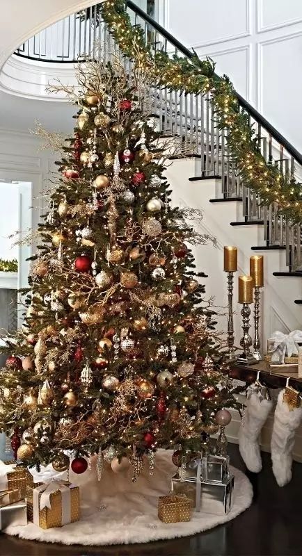 17 Christmas Trees That Are Way Better Than Yours Classy Christmas Decor, Christmas Staircase Decor, Pinterest Christmas, Christmas Staircase, Outside Christmas Decorations, Blue Christmas Decor, Red Christmas Decor, Silver Christmas Decorations, Elegant Christmas Trees