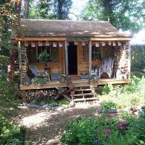 Sweet cabin. Small Cottage Garden Ideas, Small Garden Shed, Shed Of The Year, Garden Cabins, Wooden Cabin, Casa Country, Farmhouse Garden, Little Cabin, Small Cottage