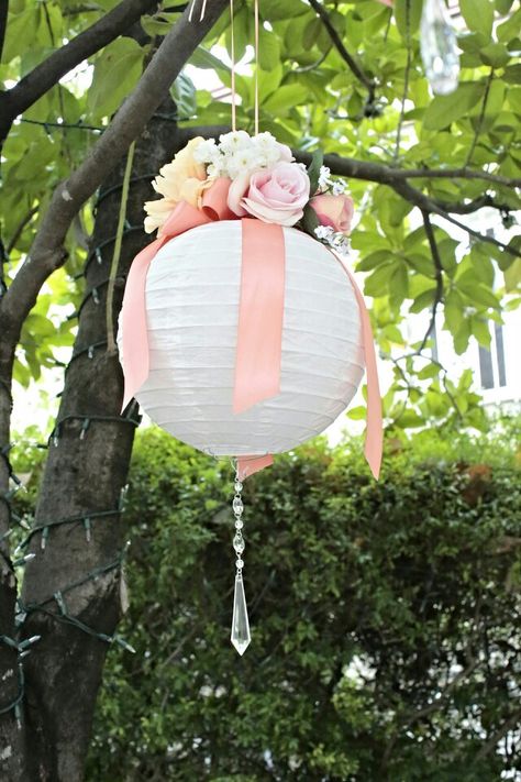 Paper Lantern With Flowers, Japanese Lantern Wedding, Paper Lantern Centerpieces, Lantern Party Decor, Paper Lantern Decor, Diy Pinata, Lanterns Decor, Deco Floral, Decor Diy