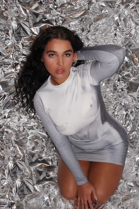 Tinfoil Backdrop Photoshoot, Tinfoil Backdrop, Foil Backdrop Photoshoot, Aluminum Foil Photoshoot, Foil Background Photoshoot, Backdrop Photoshoot, Metal Background, Poses Photography, Model Poses Photography