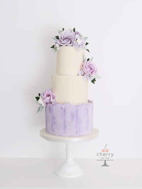 Light Purple Wedding Cake, Debut Cake 18th Elegant, Lilac Wedding Cake, Dessert Bar Party, Wedding Cake Purple, Wedding Cakes Lilac, Learn Cake Decorating, Purple Wedding Cake, Cake Celebration