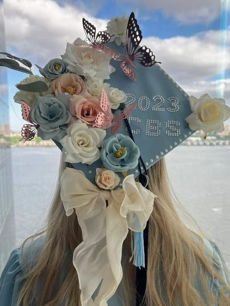 graduation cap idea: light blue cap with flowers Graduation Cap Design Ideas, Cap Design Ideas, Cap Decoration Graduation, Graduation Hat Designs, Flower Graduation Cap, Graduation Cap Ideas, College Grad Cap Ideas, Grad Cap Decorated, Luxurious Garden