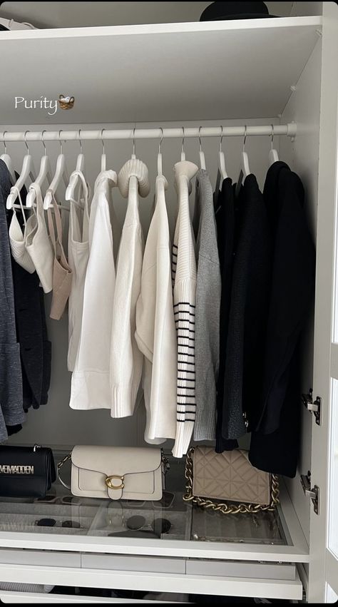 Organise Aesthetic, Organized Closet Aesthetic, Clean Girl Closet, Aesthetic Closet Organization, Organise Wardrobe, Organised Wardrobe, Closet Minimalista, Organized Wardrobe, Walk In Closet Organization