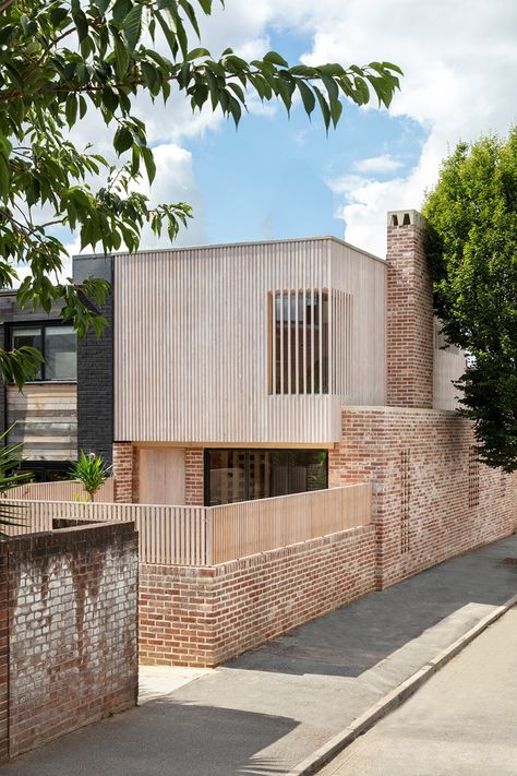 1960s House, Brick Siding, Modern Outdoor Spaces, Internal Courtyard, Brick Architecture, Casa Exterior, Casa Container, Corner House, Brick Facade