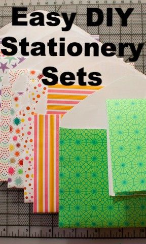 These simple, DIY stationery sets make great gifts! Diy Stationery Holder, Diy Stationery Storage, Diy Stationery Set, Diy Stationery Organizer, Diy Stationery Paper, Handmade Stationary, Diy Stationary, Diy Wedding Stationery, Easy Handmade Gifts