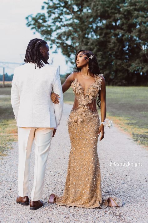 Prom Couples Outfits, Couple Prom, Prom Pictures Couples, Prom Dress With Train, Prom Photoshoot, Champagne Prom Dress, Prom Inspiration, Prom Couples, Sparkly Prom Dresses