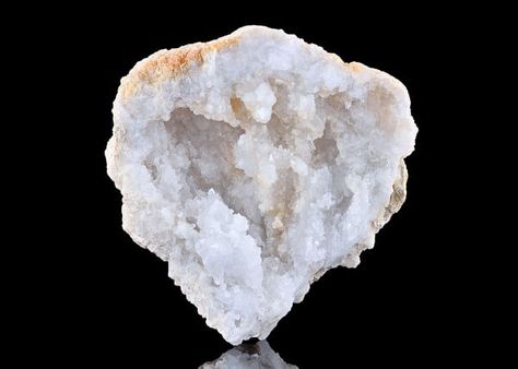 Druzy Quartz is a special crystal with a unique look. Click here to learn about its meaning and strong healing properties. Agate Quartz Meaning, Druzy Crystals Meaning, Geode Crystals Meaning, Druzy Quartz Meaning, Quartz Geode Meaning, Druzy Agate Crystal Meaning, Druzy Agate Meaning, Purple Agate Meaning, Chalcedony Meaning