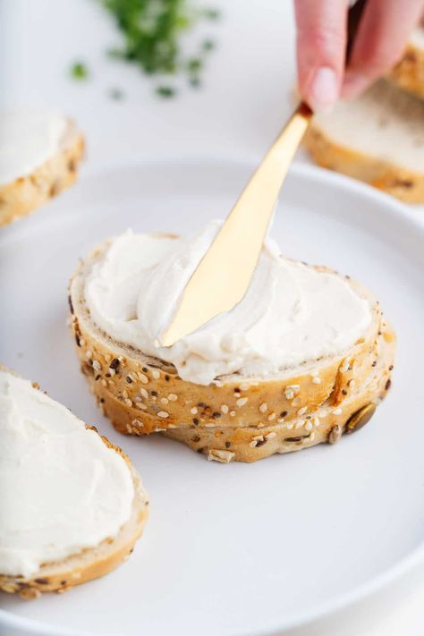 This 5-ingredient vegan cream cheese is finally a recipe worth making. It comes together in 5 minutes! All you need is nutritional yeast, refined coconut oil, silken tofu, salt, and vinegar. That's it. Throw it all in a blender and voila! It's time you conquer vegan cheese. Start with this creamy, tangy, and spreadable cream cheese. Toast Snacks, Vegan Cream Cheese Recipe, Tofu Cream, Tofu Cream Cheese, Dairy Free Cream Cheese, Vegan Cheese Recipes, Refined Coconut Oil, Vegan Dip, Vegan Cream