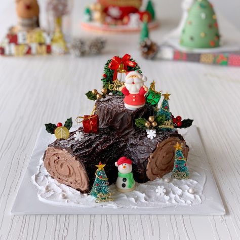 Christmas Log Cake Christmas Cake Log, Log Cakes Ideas, Log Cake Design, Beef Plating, Christmas Log Cake, Fondant Christmas Cake, French Cakes, Christmas Yule Log, Chocolate Log