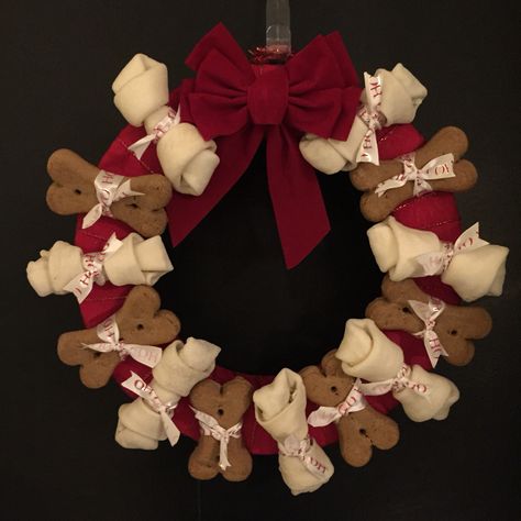 Dog bone wreath Dog Themed Wreaths, Vet Clinic Christmas Decorations, Dog Bone Wreath, Dog Theme Christmas Tree, Dog Themed Christmas Tree, Dog Christmas Crafts, Dog Treat Wreath, Christmas Dog Decorations, Bone Wreath