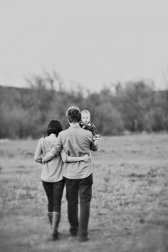 1000+ ideas about Family Of 3 on Pinterest | Family Of Three ... Composition Photo, Photo Bb, Cute Family Photos, Family Photos With Baby, Baby Fotografie, Fresh Farmhouse, Family Portrait Poses, Family Picture Poses, Family Photo Pose