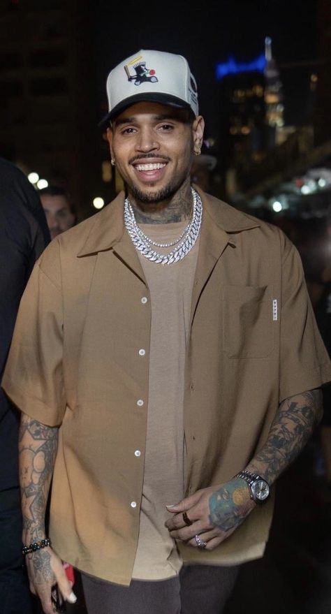 Chris Brown Drip, Superstars Outfit, Chris Brown Concert Outfit, Chris Brown Fashion, Bape Cartoon, Chris Brown Funny, Chris Brown Photos, Chris Brown Photoshoot, Chris Brown Outfits